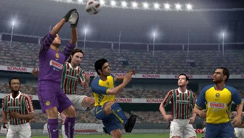 Pro Evolution Soccer 2012 3D screenshot 2