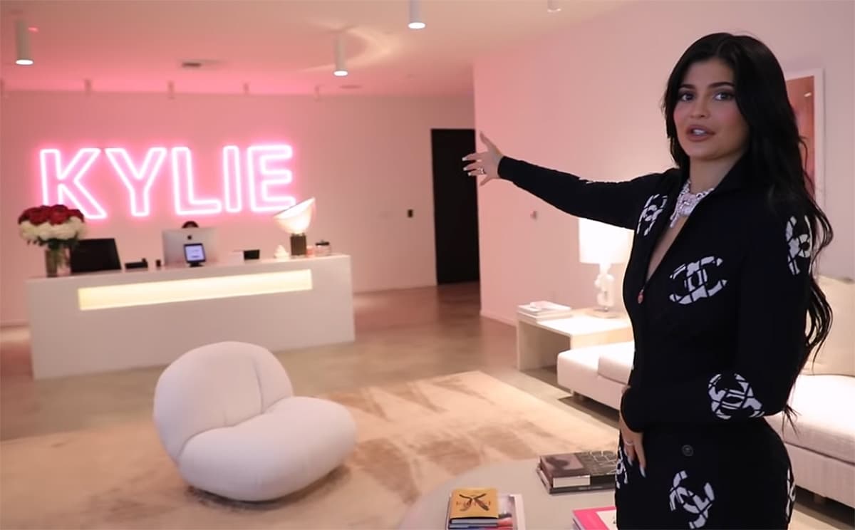 Welcome to Kylie Cosmetics Twine